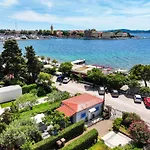 Beachfront House With Private Jacuzzi And Garden Zadar