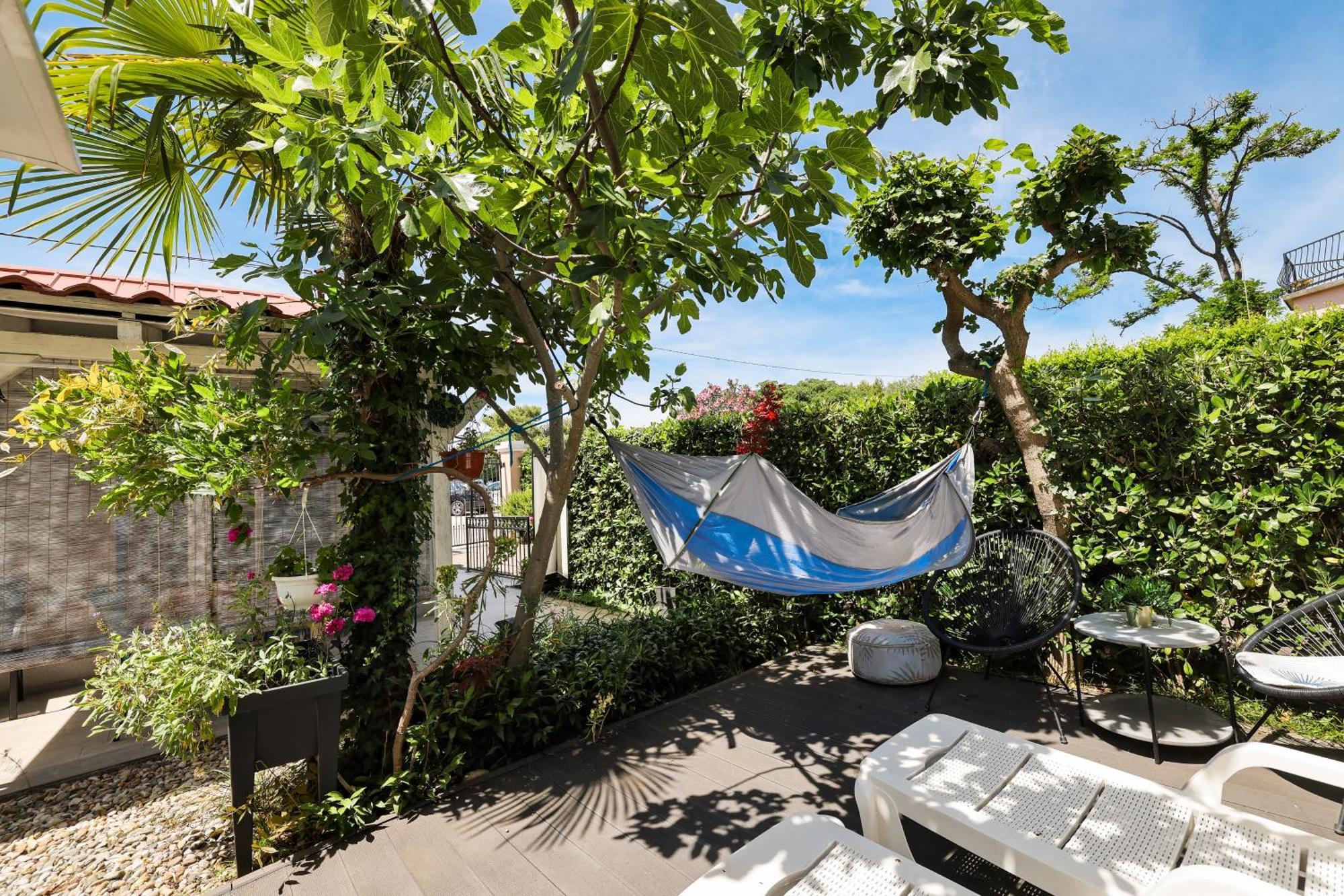 Beachfront House With Private Jacuzzi And Garden Apartmán