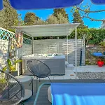 Beachfront House with Jacuzzi Zadar