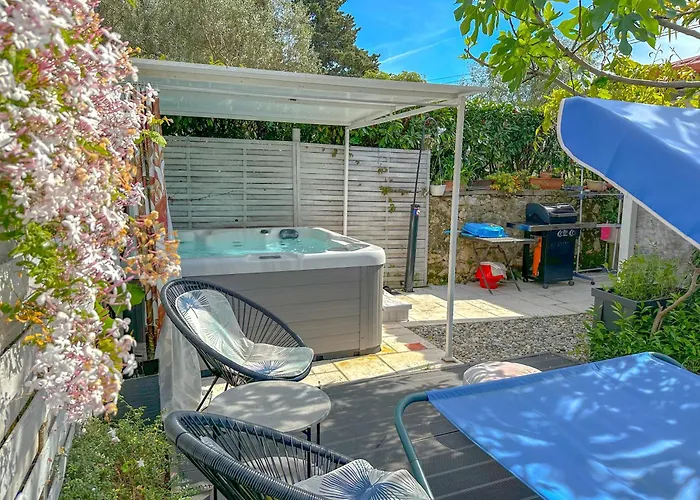 Beachfront House With Private Jacuzzi And Garden Zadar