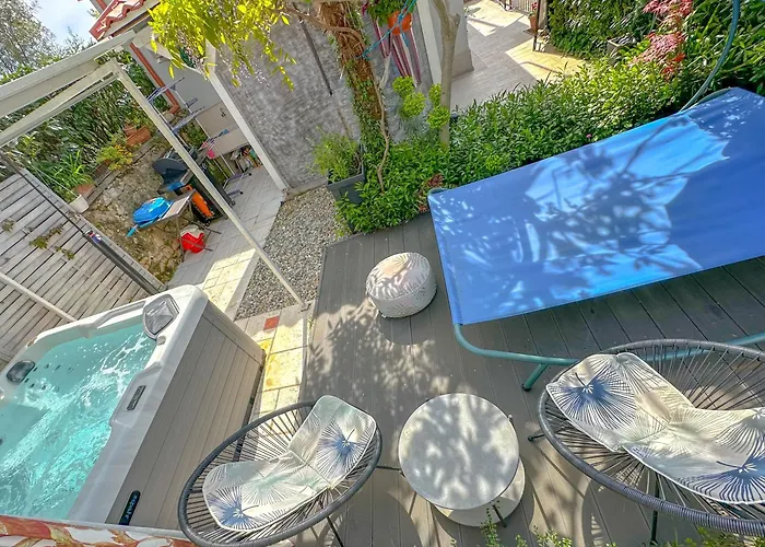 Beachfront House with Jacuzzi Zadar