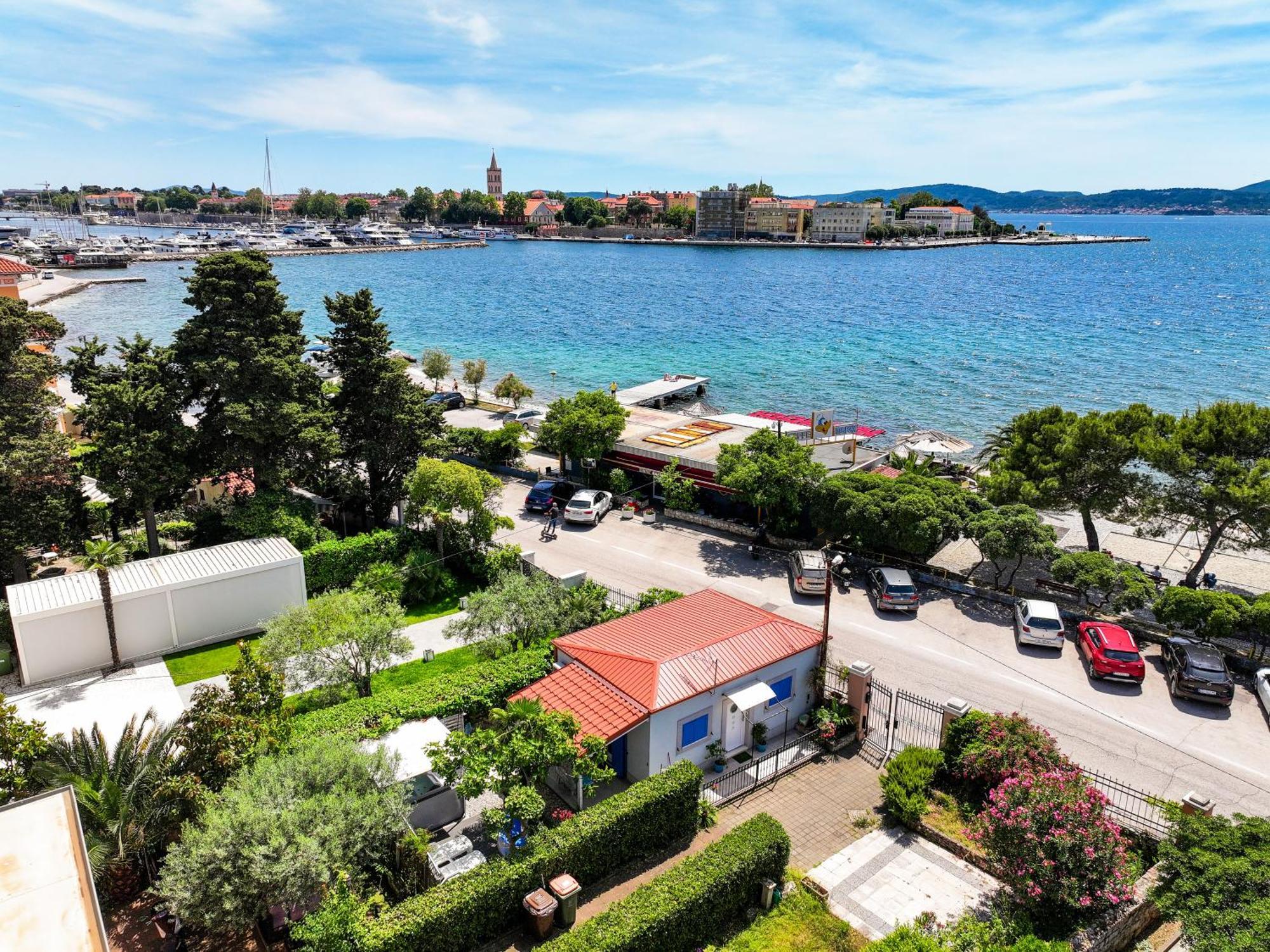 Beachfront House With Private Jacuzzi And Garden Appartement *