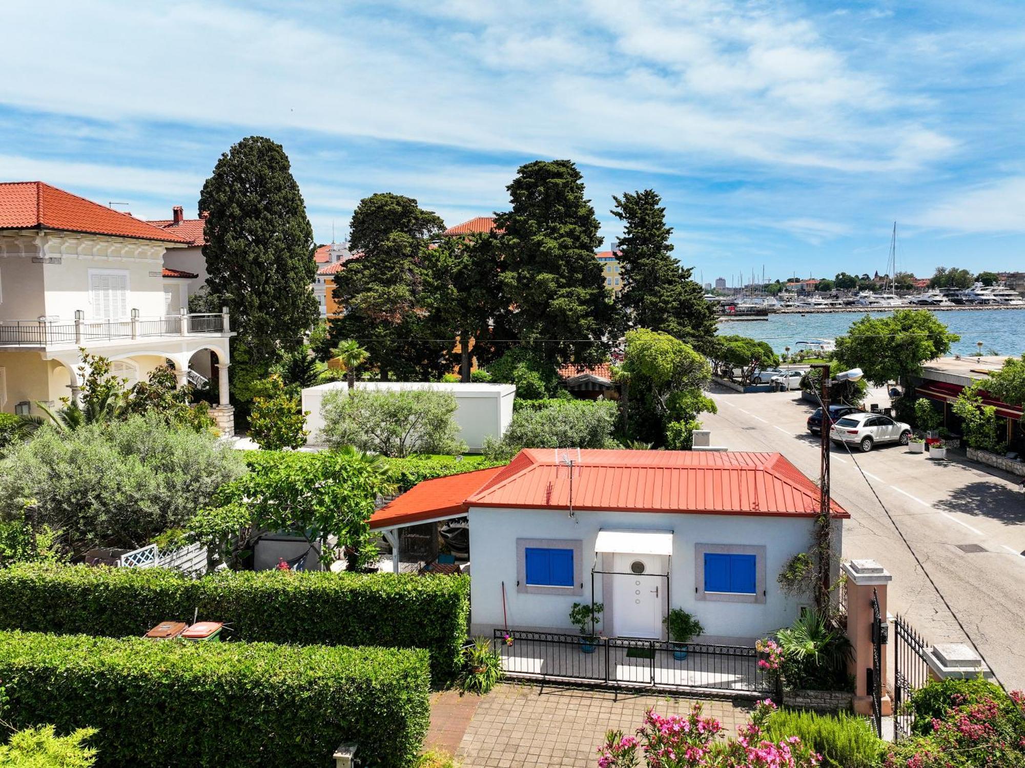 Beachfront House With Private Jacuzzi And Garden Appartement Zadar