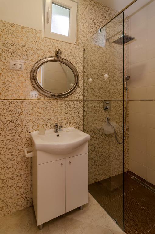 Beachfront House With Private Jacuzzi And Garden Zadar
