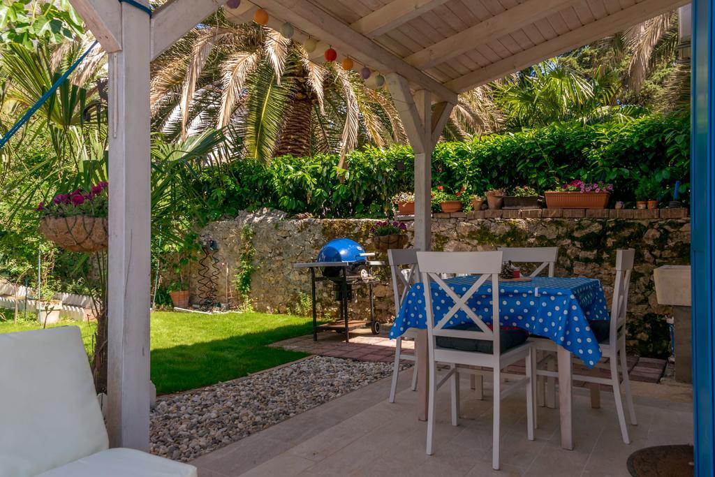 Beachfront House With Private Jacuzzi And Garden Apartament