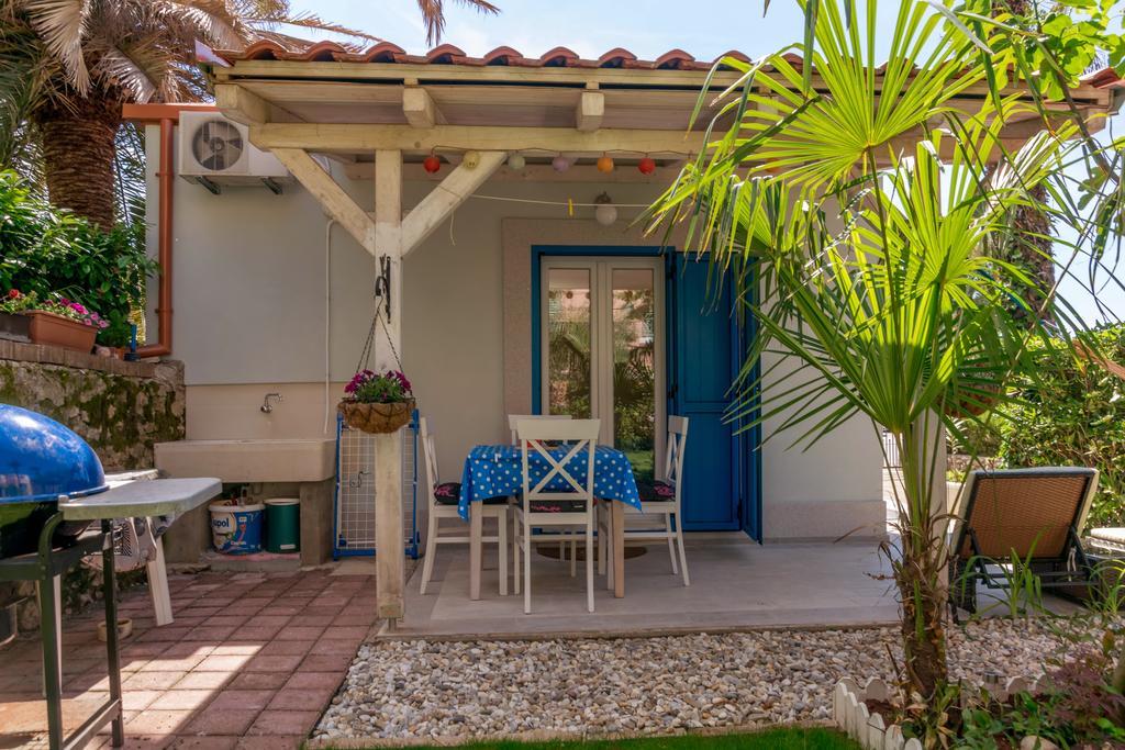 Beachfront House With Private Jacuzzi And Garden